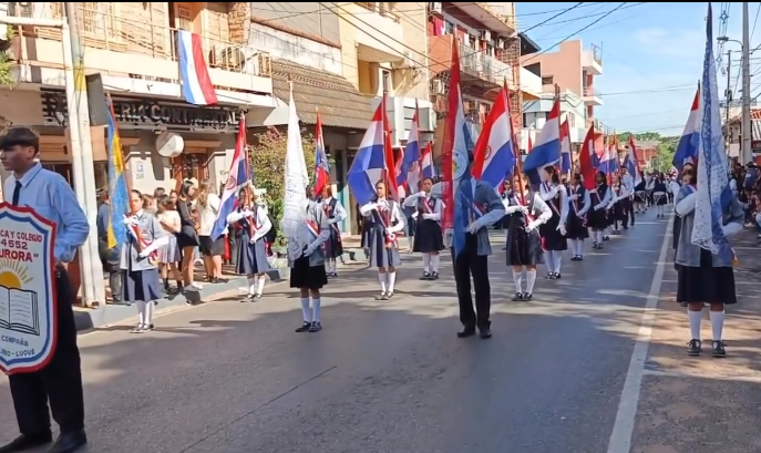 Desfile de estudiantes de La Aurora